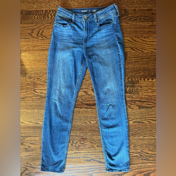 Old Navy High-Rise Straight Fit Short Size 2 - Picture 3 of 5